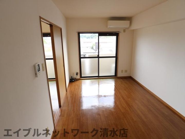 静岡県静岡市清水区有東坂(マンション)の賃貸物件の居間