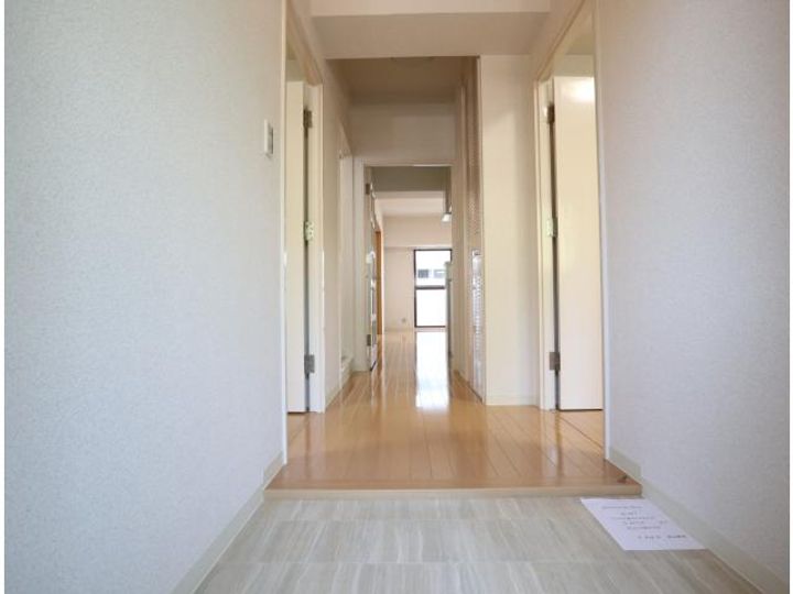 奈良県奈良市西登美ヶ丘2丁目(マンション)の賃貸物件の玄関