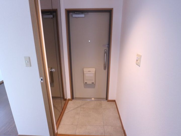 奈良県奈良市富雄北1丁目(マンション)の賃貸物件の玄関