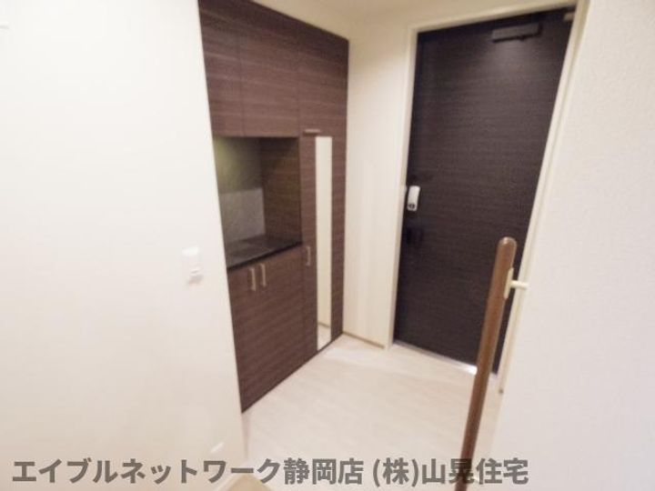 静岡県静岡市葵区西草深町(マンション)の賃貸物件の玄関