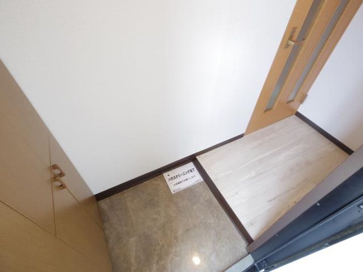 奈良県大和高田市中三倉堂1丁目(アパート)の賃貸物件の玄関