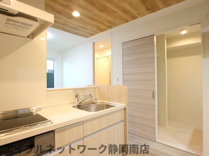 静岡県静岡市駿河区富士見台1丁目(アパート)の賃貸物件101のキッチン