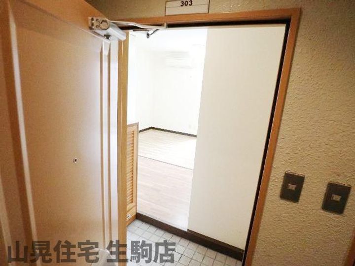 奈良県生駒市元町1丁目(マンション)の賃貸物件303の玄関