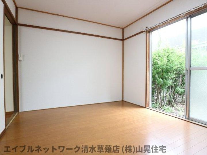 静岡県静岡市葵区瀬名2丁目(テラスハウス)の賃貸物件Eの居間