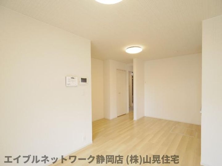 静岡県静岡市葵区沓谷5丁目(アパート)の賃貸物件の居間