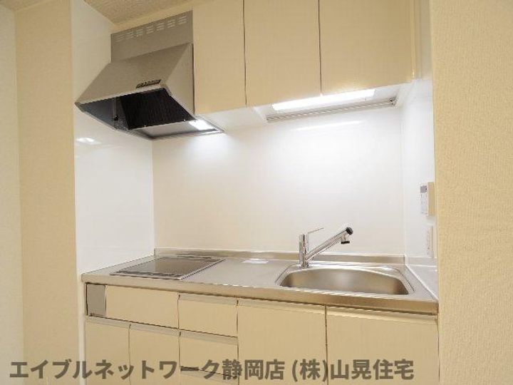 静岡県静岡市葵区沓谷5丁目(アパート)の賃貸物件のキッチン