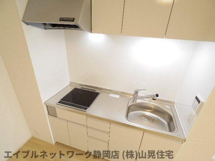 静岡県静岡市葵区沓谷5丁目(アパート)の賃貸物件のキッチン