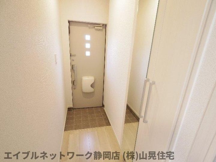 静岡県静岡市葵区沓谷5丁目(アパート)の賃貸物件の玄関