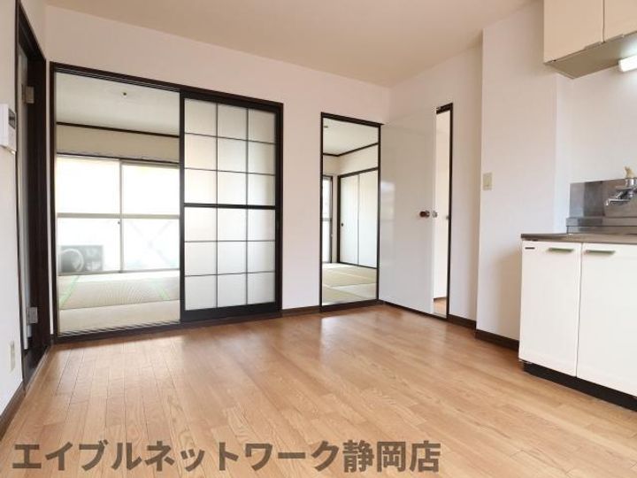 静岡県静岡市葵区安東3丁目(アパート)の賃貸物件の居間