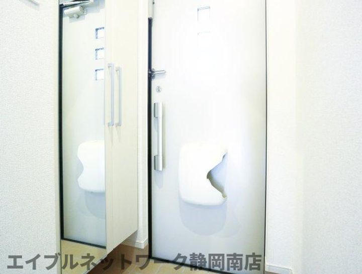 ウィステリア リズムの玄関