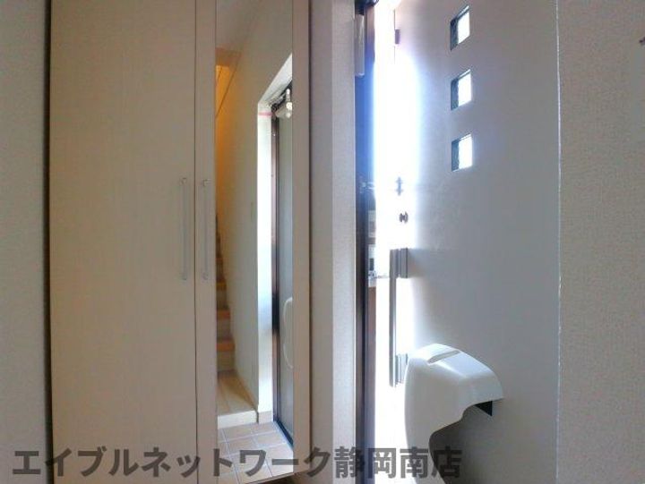 ウィステリア リズムの玄関