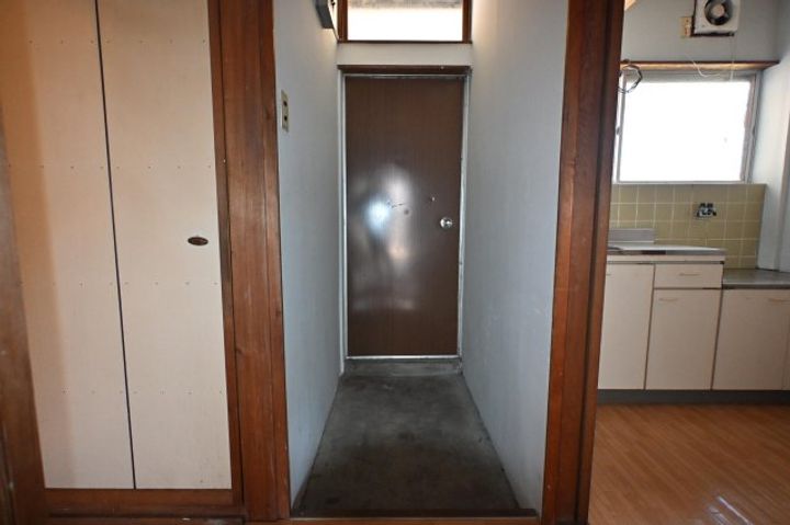 平和マンションの玄関