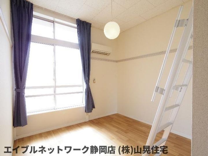 静岡県静岡市葵区川合2丁目(アパート)の賃貸物件の居間