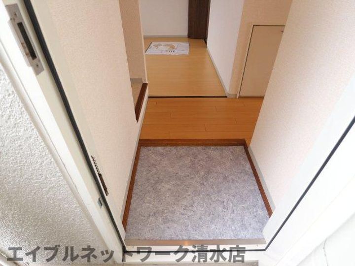 静岡県静岡市清水区西久保(アパート)の賃貸物件の玄関