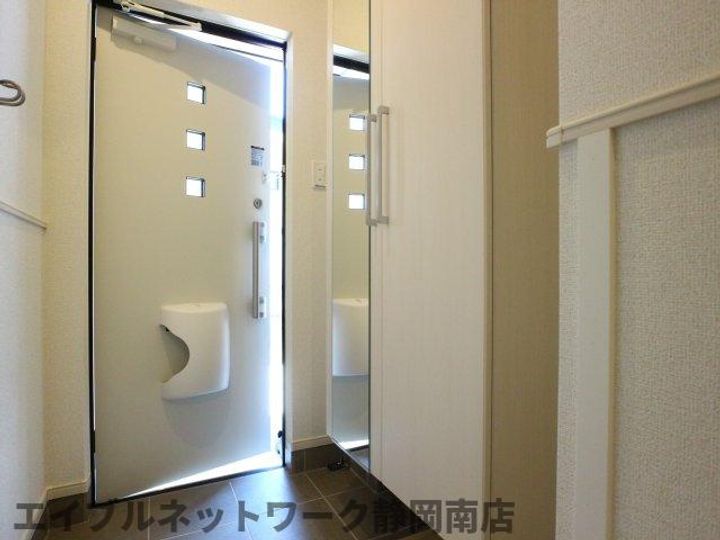 ピースフルリビング茶町の玄関