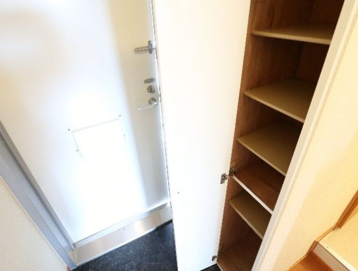 レオパレスくれーる大安寺208の玄関