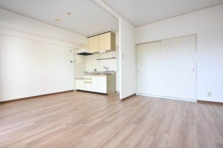 サンプラザ南京終301の居間