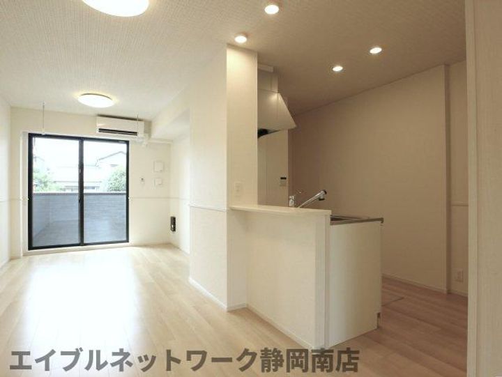 クリークの居間