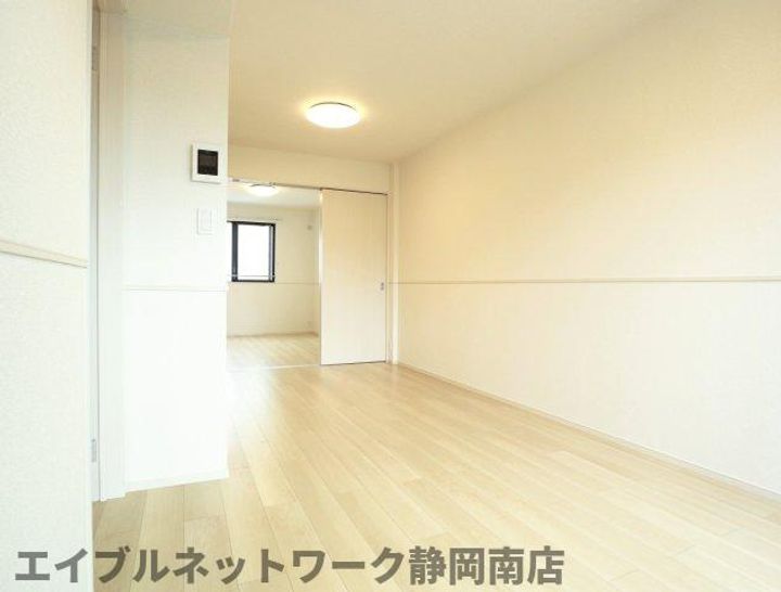 クリークの居間