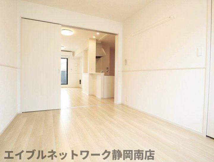 クリークの居間