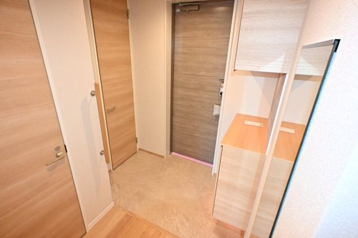 レジデンス三条宮前の玄関