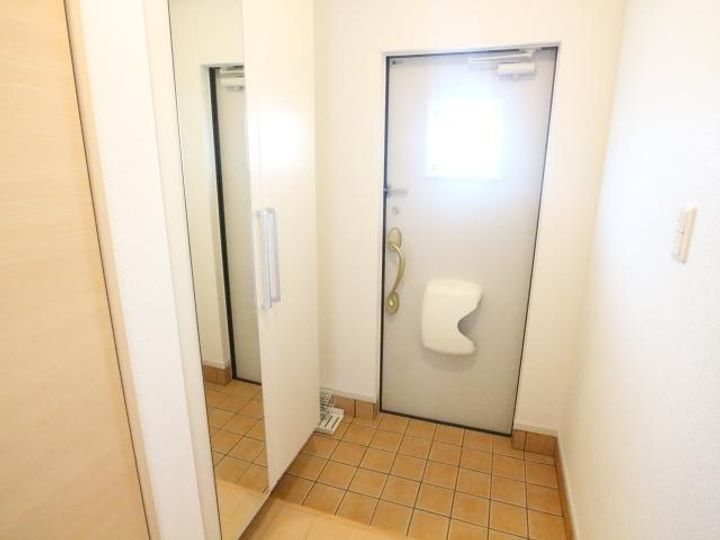 京都府木津川市加茂町里中門伝の賃貸アパートの玄関