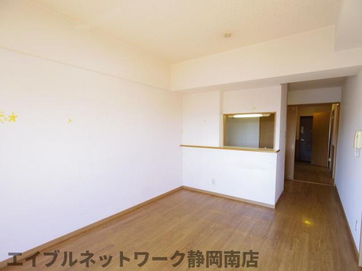 グランドゥール稲川201の居間