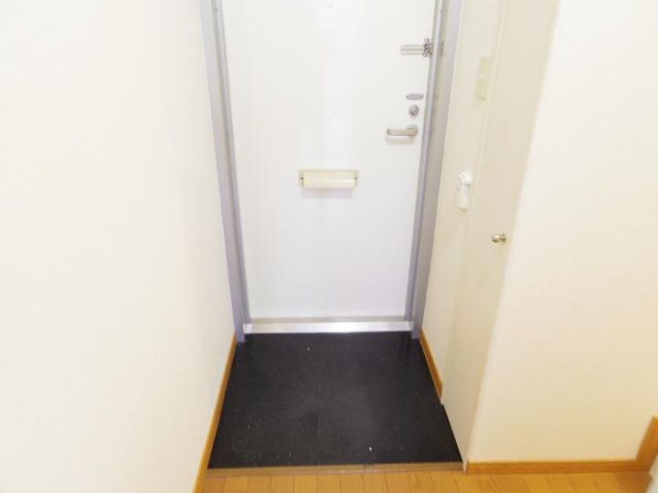 レオパレスYAMADAthreeの玄関