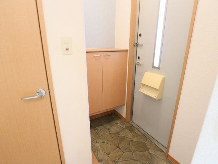 クラスターコートの玄関