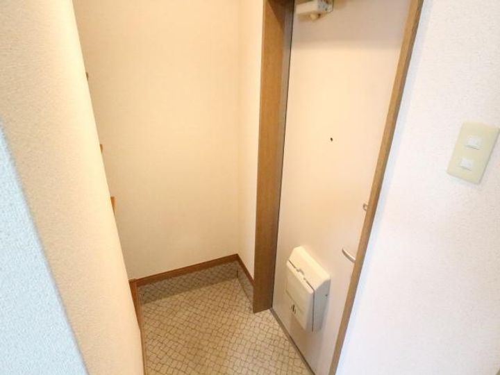 ハイツ佐保の玄関