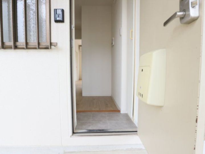 奈良県大和郡山市小泉町(マンション)の賃貸物件の玄関