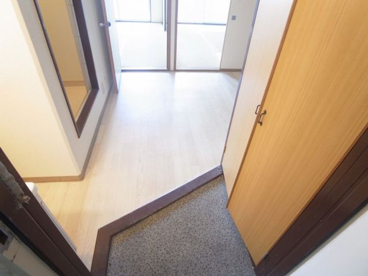 光ハイツA棟102の玄関
