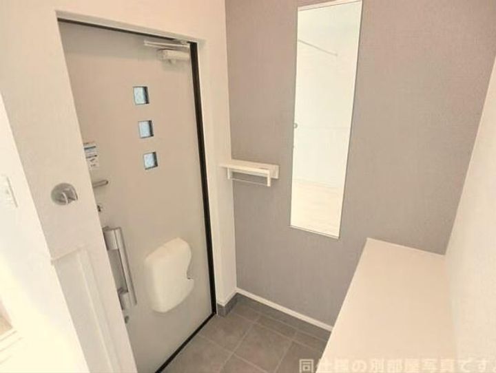 奈良県北葛城郡王寺町畠田8丁目(アパート)の賃貸物件の玄関