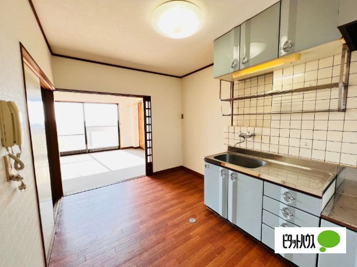 Ashiビル603の居間