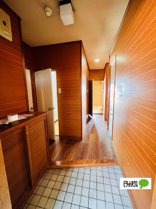 Ashiビル603の玄関