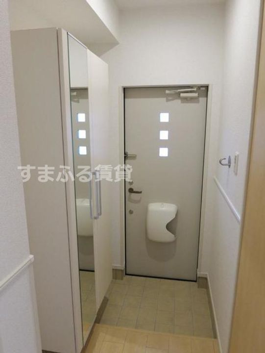 シャルム101の玄関