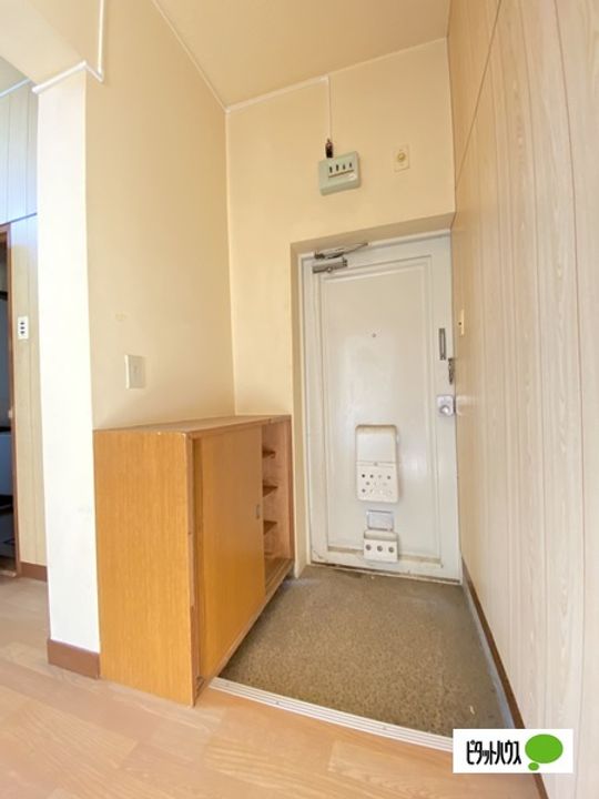 太田マンション105の玄関