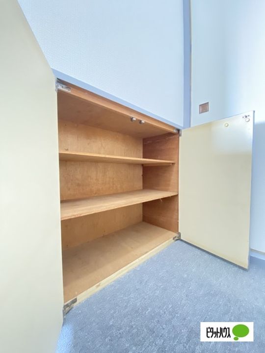 プレジール鳴神の玄関