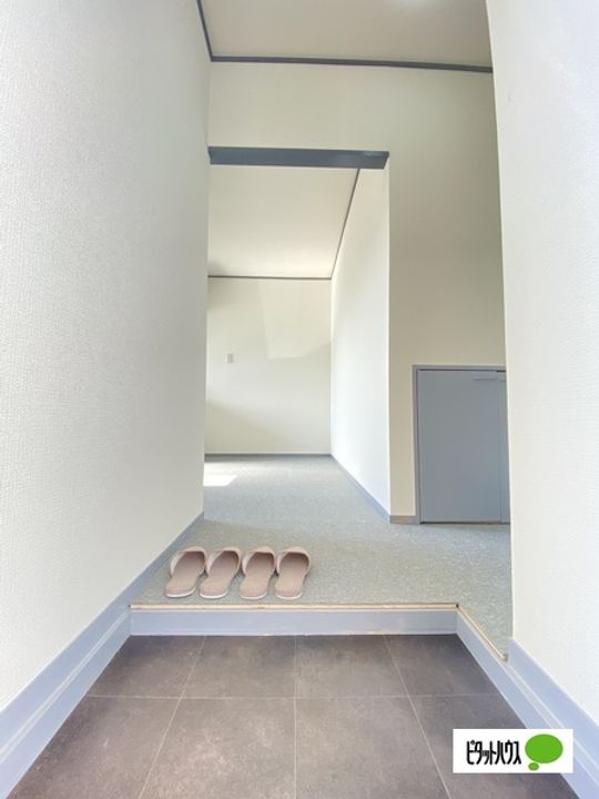 プレジール鳴神の玄関