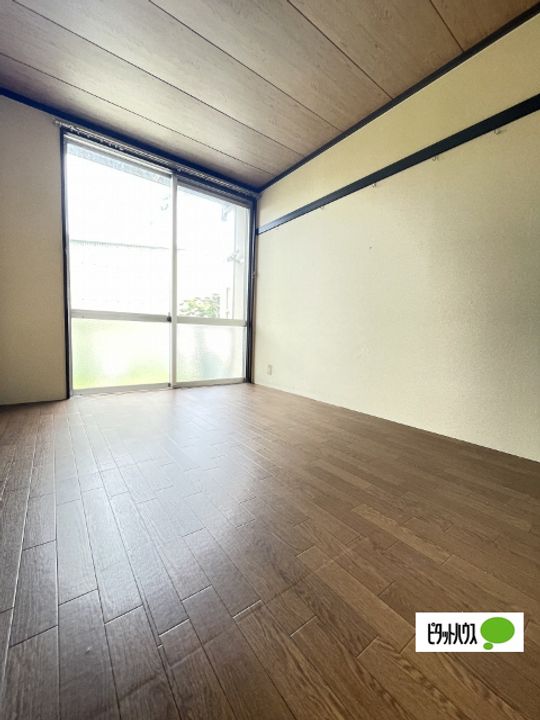 フォーブル粟105の居間