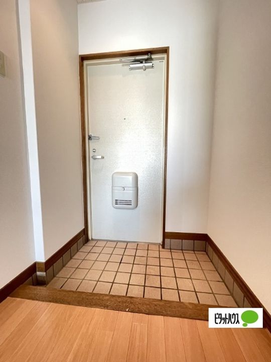 ナビハウス202の玄関