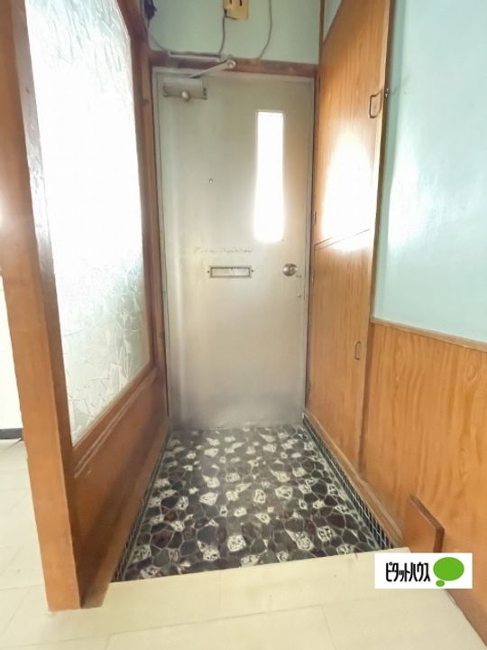 六十谷マンション17の玄関