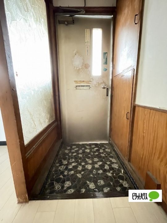 六十谷マンション18の玄関