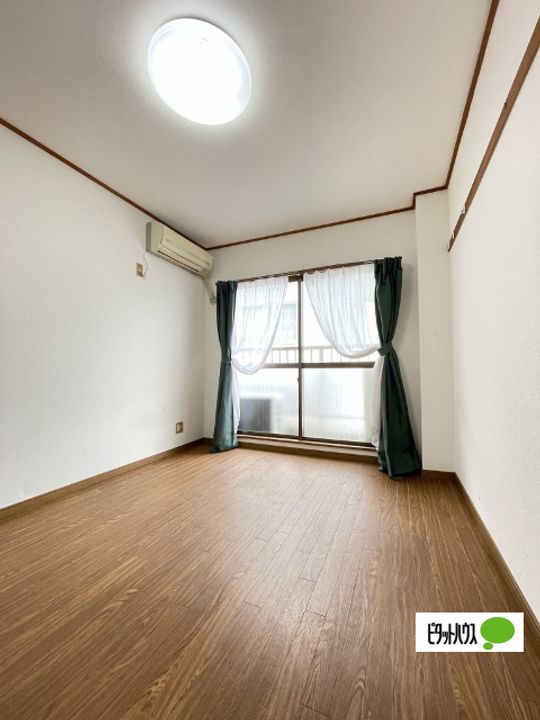 ルーミング桂2−Eの居間