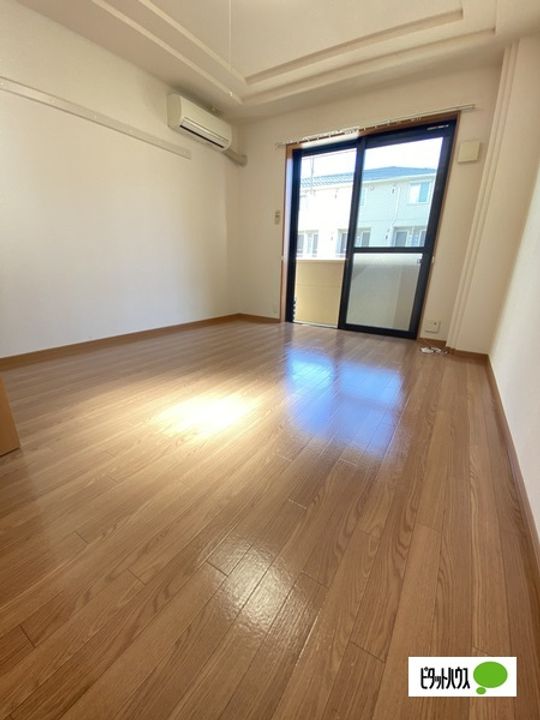 レジデンス塩屋206の居間