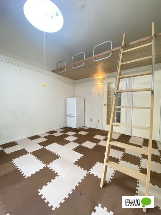 和歌山県和歌山市西浜3丁目の賃貸アパートの居間