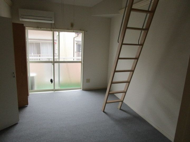 PiPiハウス有本204の居間