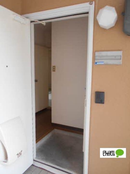 フレグランス吹上102の玄関