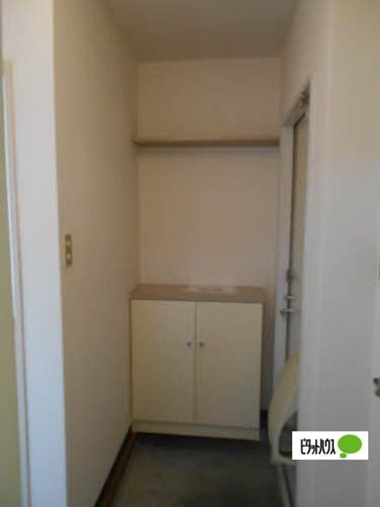 フレグランス吹上102の玄関