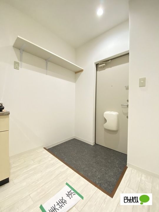 和歌山県和歌山市三葛の賃貸アパートの玄関